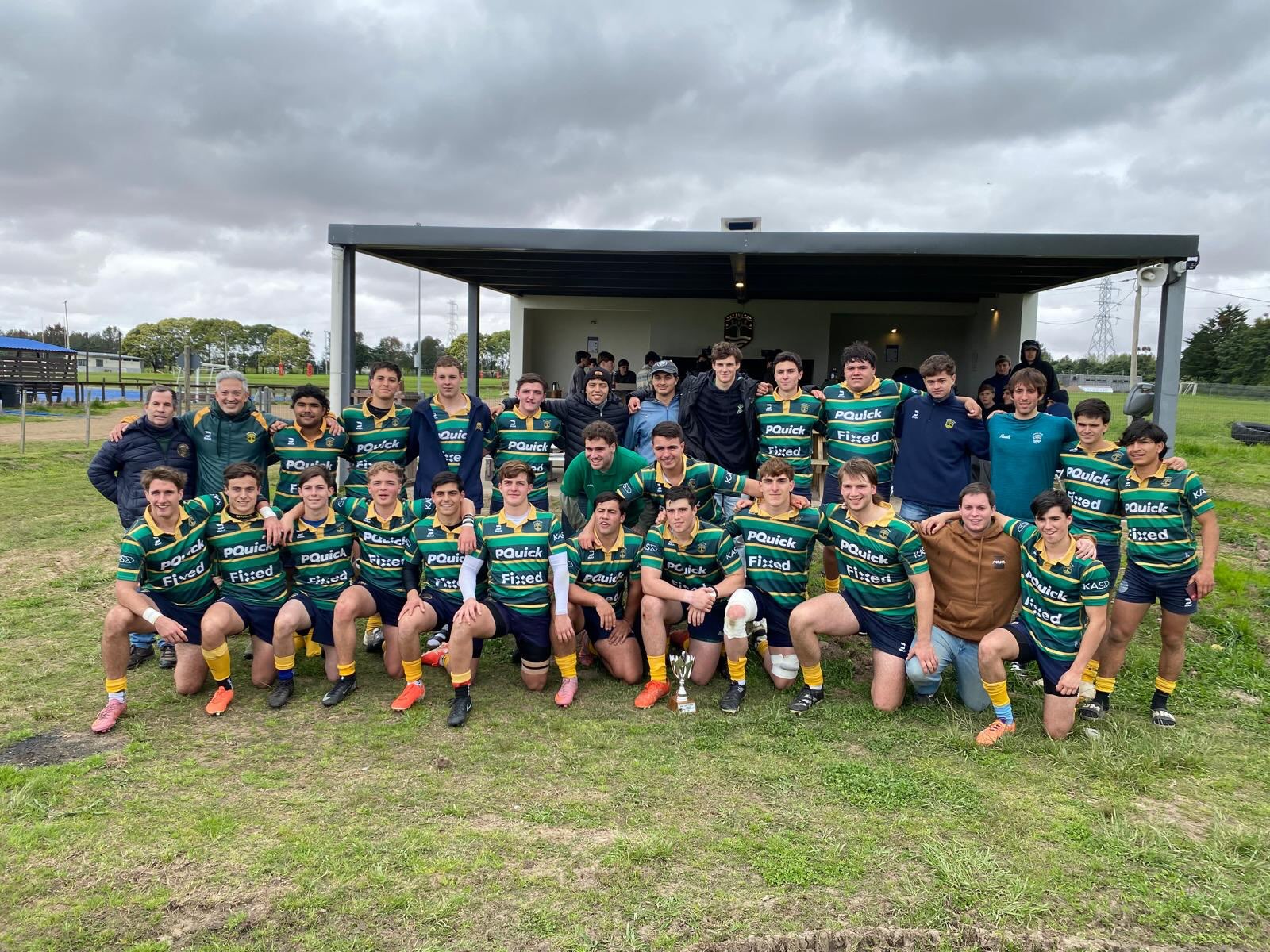 El plantel M19 de Ceibos Rugby junto a la copa de campeón de la Copa Uruguay