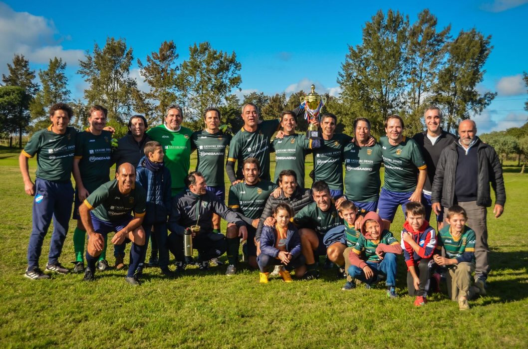 El plantel del +40 de Ceibos con la copa del Apertura y sus familias